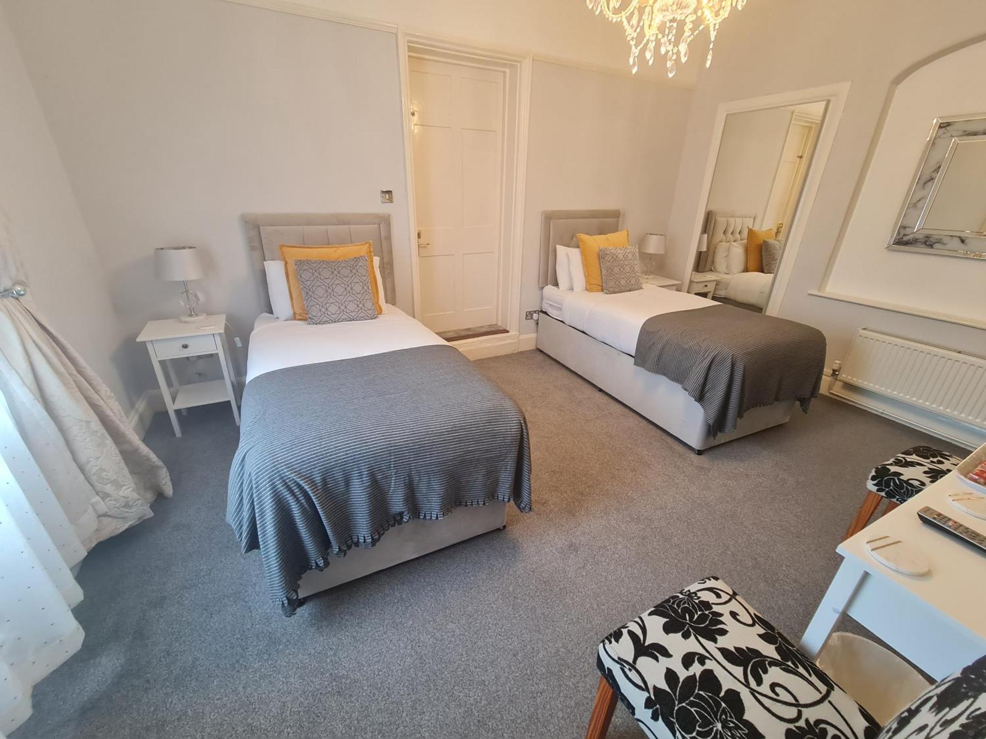 Beaufort Lodge - Central Location & Free Parking Тонтон Экстерьер фото